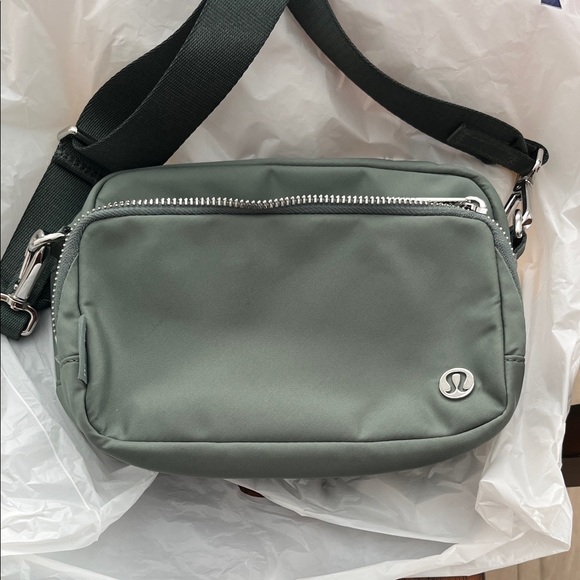 Lululemon 2L everywhere crossbody - Picture 2 of 6